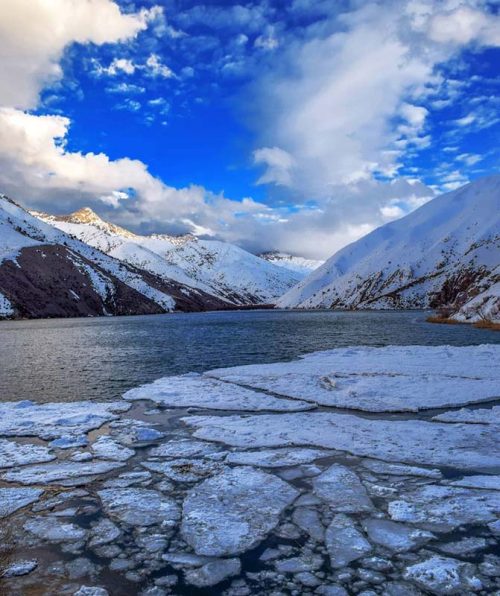 یخ زدن دریاچه گهر در فصل زمستان