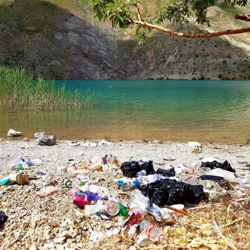 ریختن زباله در حاشیه دریاچه گهر